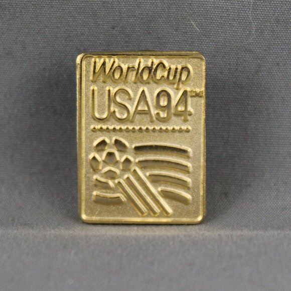 1994 World Cup of Soccer Pin - Gold Official Logo by Peter David - Stamped Pin - Picture 1 of 3